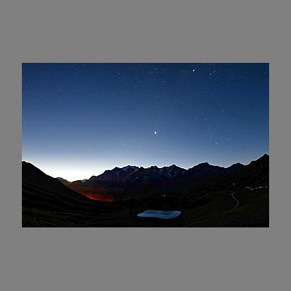 L'aube se lève sur le Mont-Blanc en compagnie d'Orion - Nightscape - Haute-Savoie