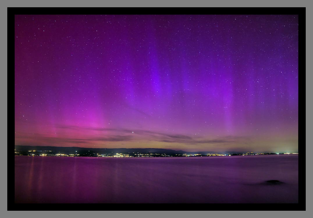 "Aurora borealis II" Les plus belles photos du lac Léman sous les aurores boréales 2024 par Christophe Bourreau