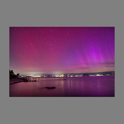Le lac Léman sous les aurores polaires - Photo Christophe Bourreau