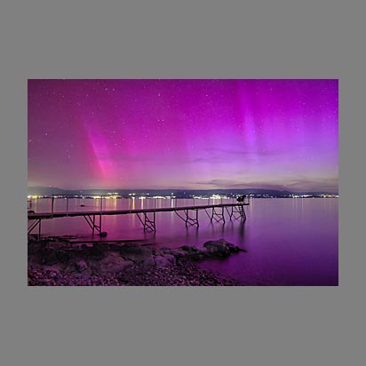 Découvrez les plus belles photos d'aurores polaires sur le lac Léman par le photographe Christophe Bourreau