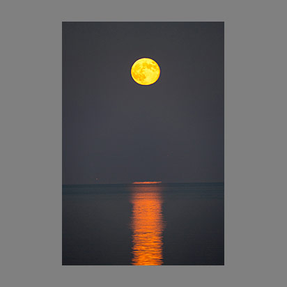 Découvrez les plus belles photos de pleine lune sur le lac Léman par le photographe Christophe Bourreau