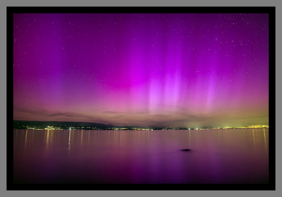 "Northern lights II" Les plus belles photos du lac Léman sous les aurores boréales 2024 par le photographe Christophe Bourreau