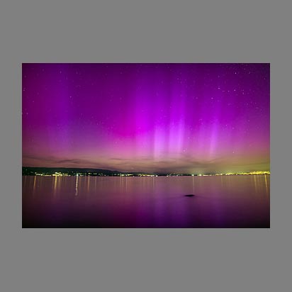 Découvrez les plus belles photos d'aurores polaires sur le lac Léman par le photographe Christophe Bourreau