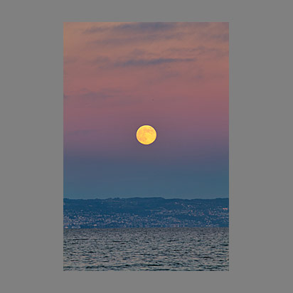 Lever de la pleine lune sur la ville de Lausanne et le lac Léman par le photographe Christophe Bourreau