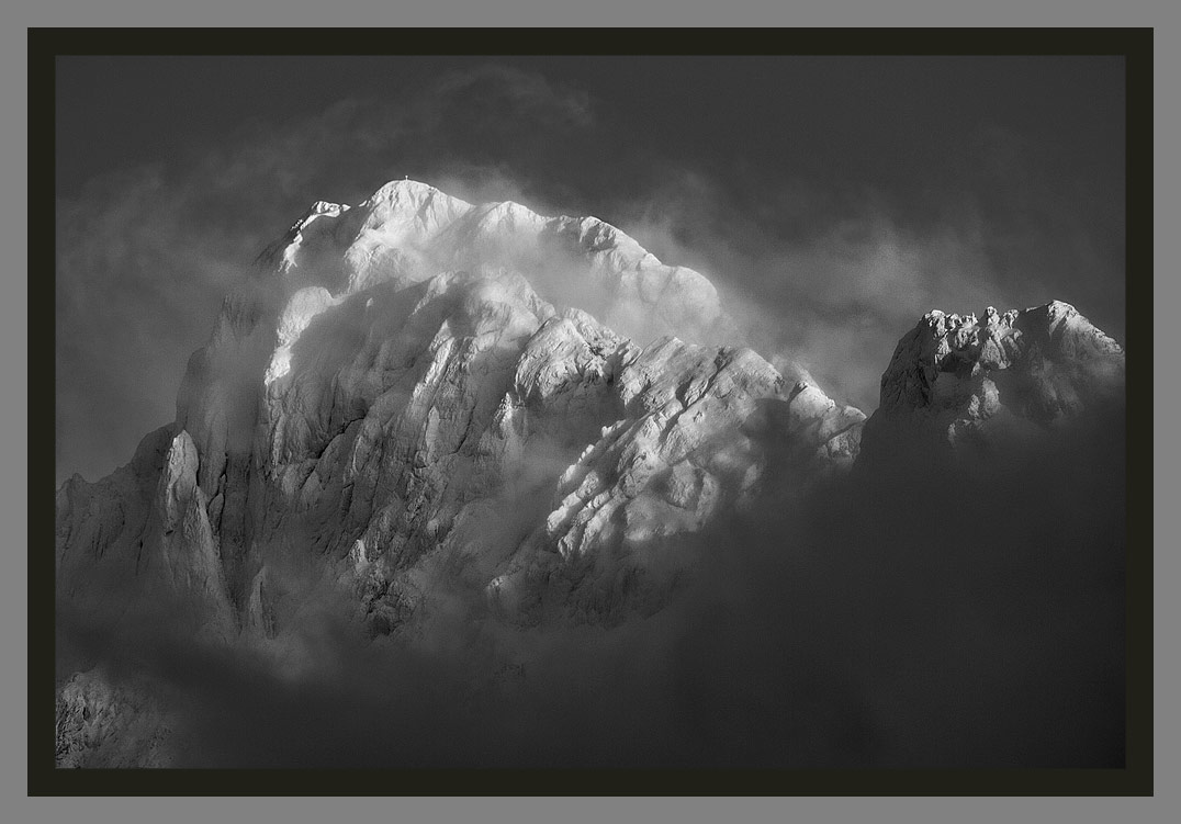 Les plus belles photos de la Dent d'Oche par le photographe Christophe Bourreau