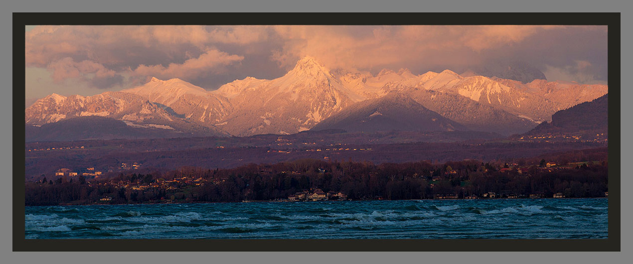 Dent d'Oche depuis la plage d'Excevenex par le photographe Christophe Bourreau