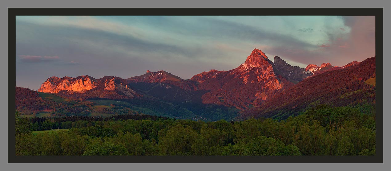 Dent d'Oche au printemps - Les plus belles photos de la Dent d'Oche par le photographe Christophe Bourreau