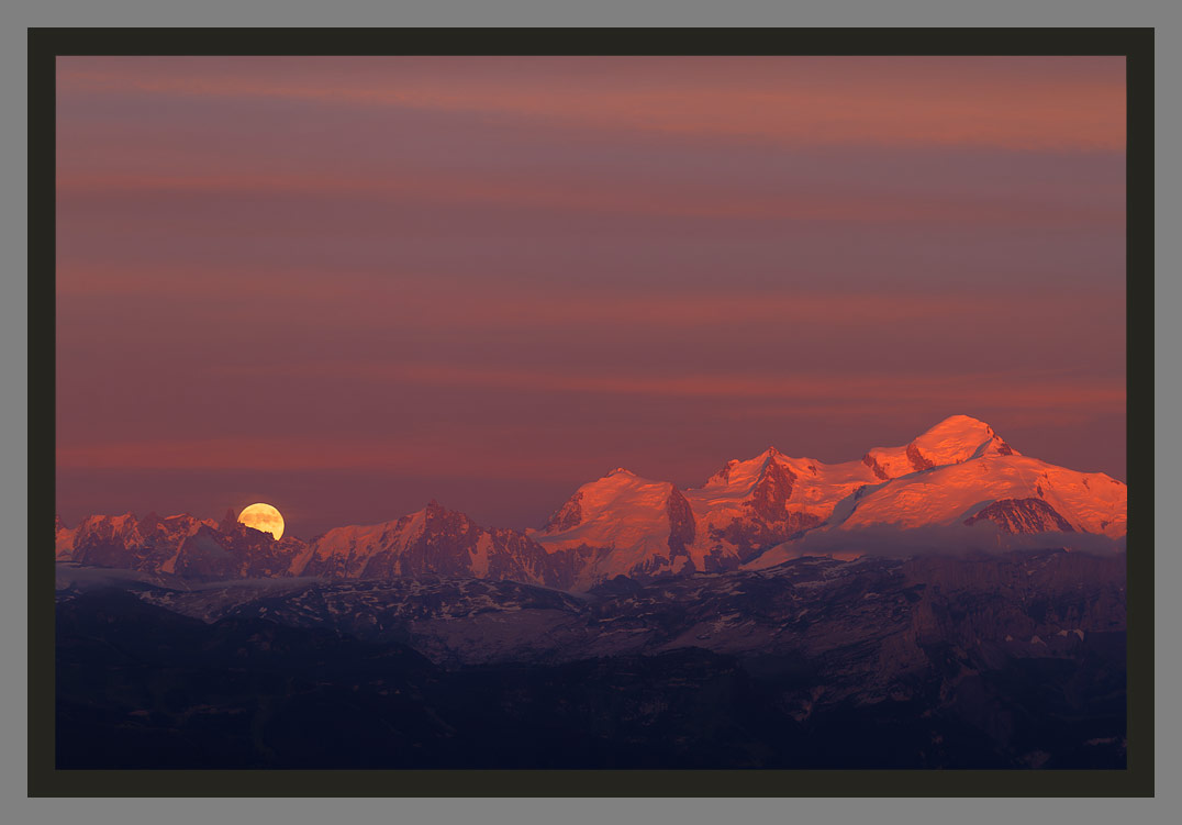 "Lever de la pleine lune au coucher du soleil sur le Mont-Blanc". Les plus belles photos  du Mont-blanc par le photographe Christophe Bourreau