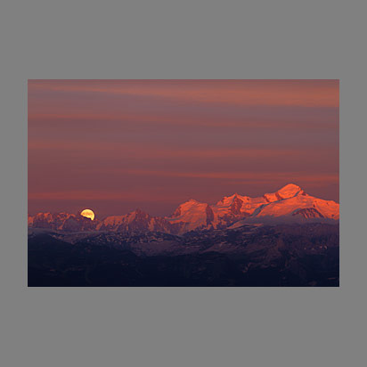 Lever de la pleine lune sur le massif du Mont-Blanc - Les plus belles photo du Mont-blanc par le photographe Christophe Bourreau