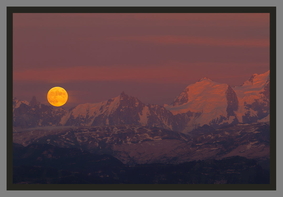 "Lever de la pleine lune sur l'aiguille du Midi". Les plus belles photos du Mont-blanc par le photographe Christophe Bourreau