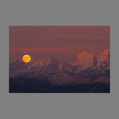 Lever de la pleine lune sur l'aiguille du Midi  - Les plus belles photo du Mont-blanc par le photographe Christophe Bourreau