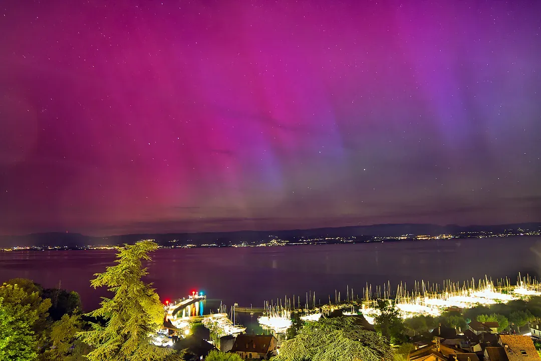 Aurore polaire sur le port de thonon-les-bains