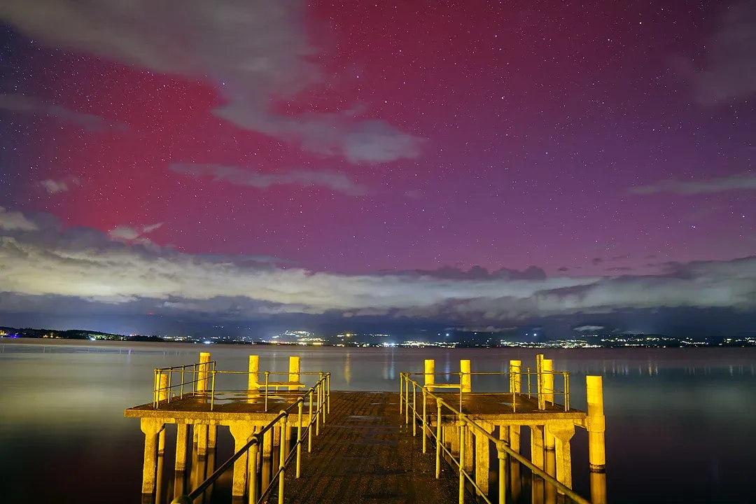 Aurore polaire sur le Lac Léman (Port de Séchex) - les plus belles photos du photographe Christophe Bourreau