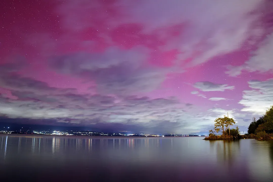 Aurore polaire sur le Lac Léman (Port de Séchex) - les plus belles photos du photographe Christophe Bourreau