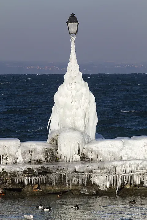 Lac Léman gelé - Port d'Yvoire sous la glace hiver 2012