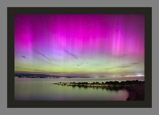 Aurores polaires sur le Lac Léman. Découvrez les plus belles photographies du lac Léman sous les aurores polaires par le photographe Christophe Bourreau